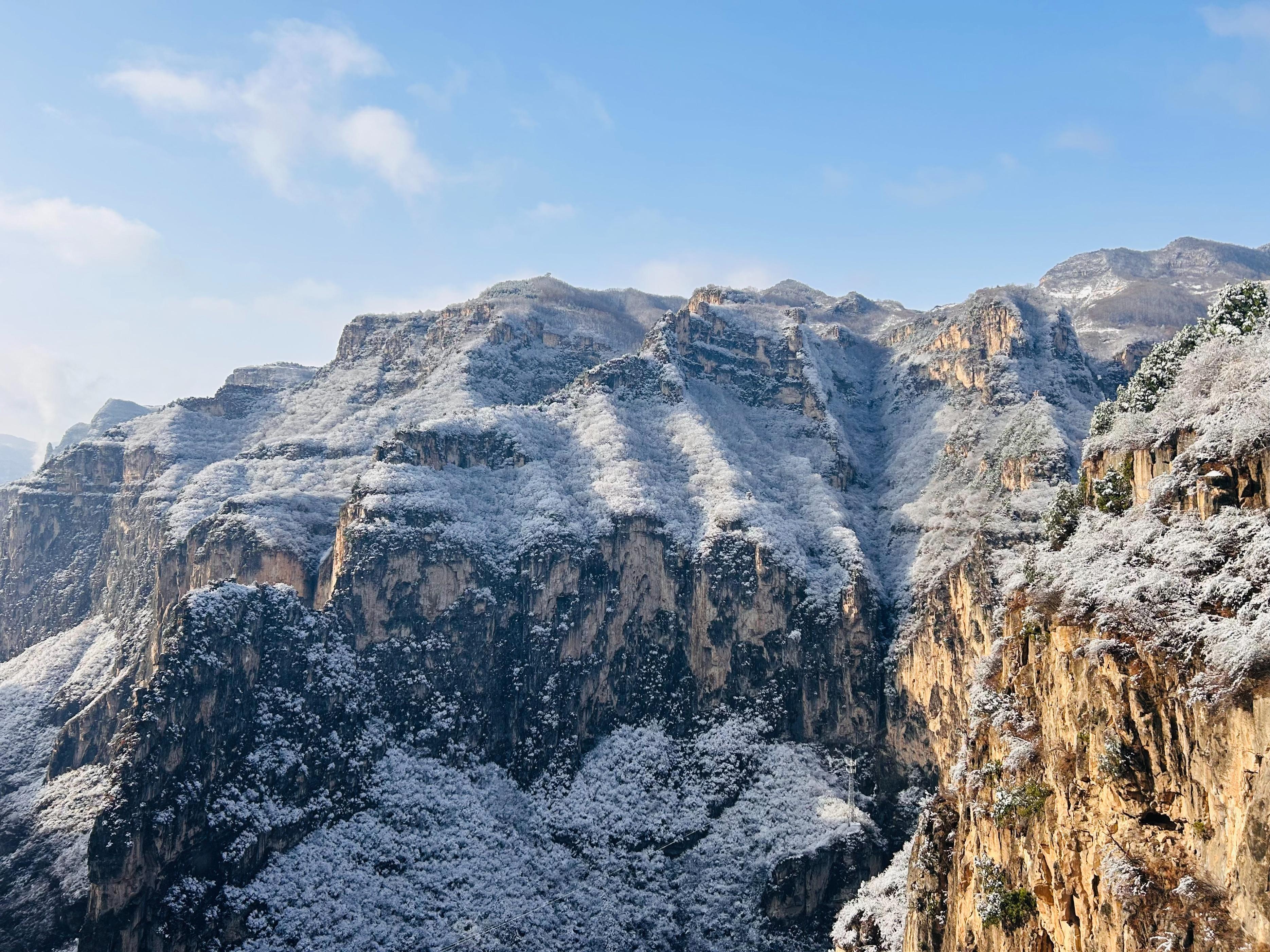 雪落壶关太行山大峡谷,景色旖旎的山水画