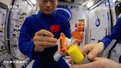 航天员在中国空间站舱内点火,展示技术自信,这是苦难过后的辉煌
