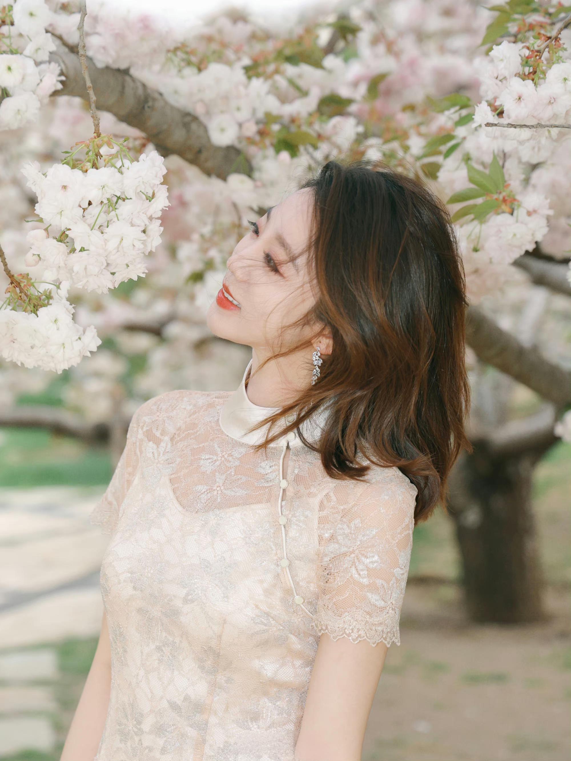 余露莹:工作之余到公园赏花,人比花还娇,不愧为央视"第一美"