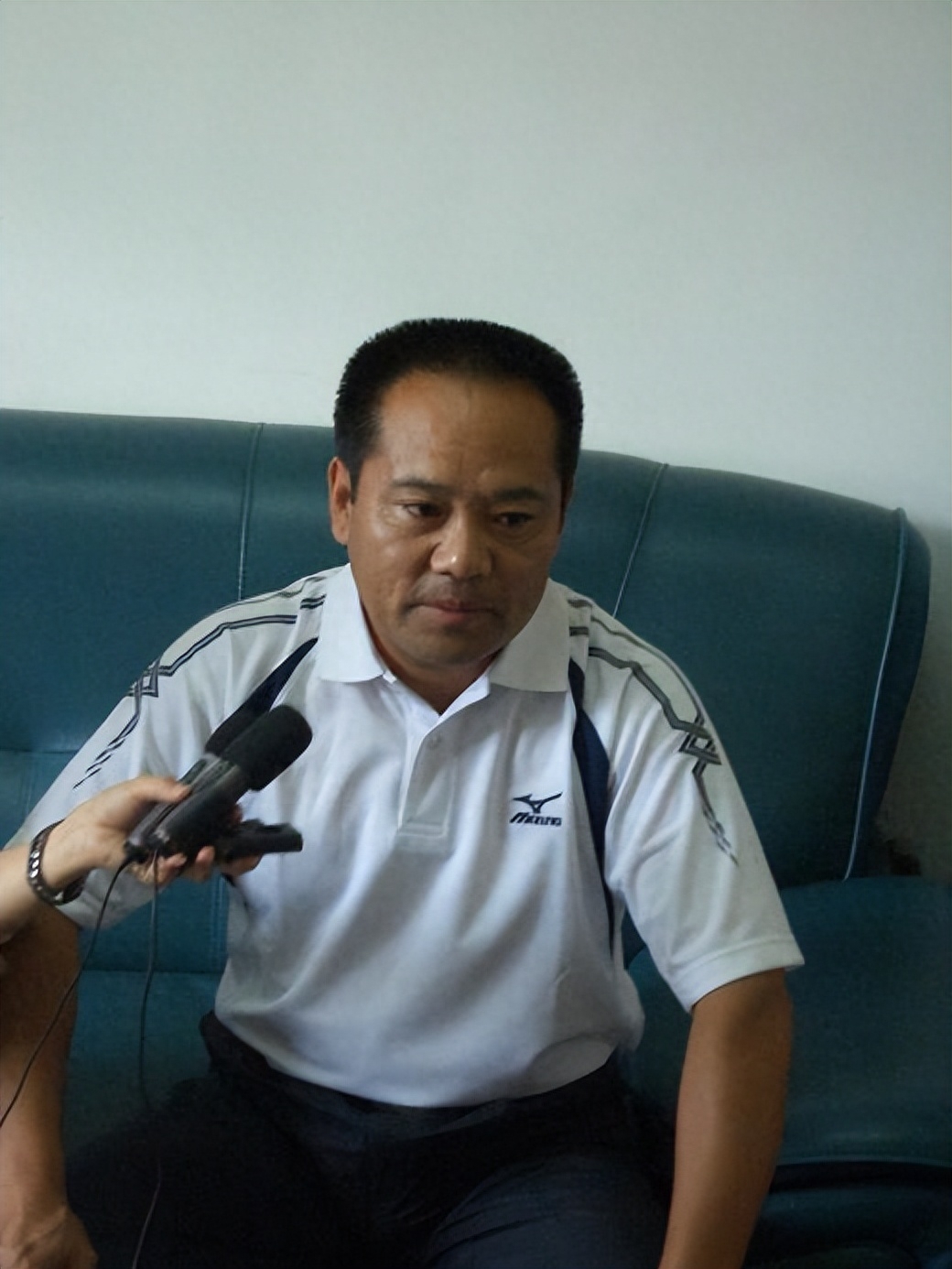 的父亲邓杰古,曾是一名田径运动员;母亲周侠,曾经学过武术;哥哥邓枭枭