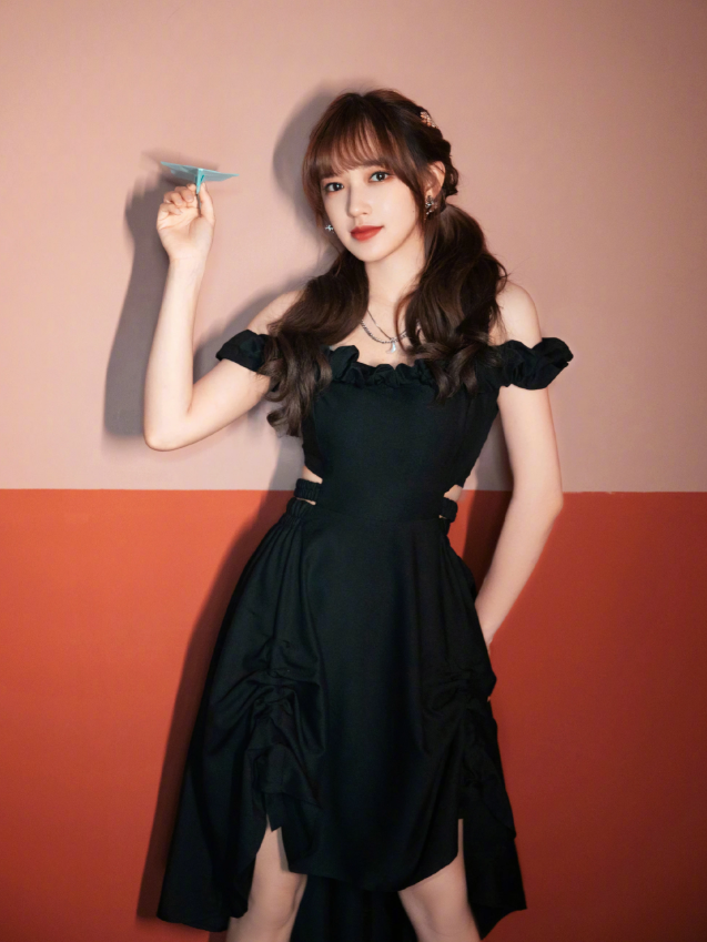 程潇为美真舍得破费,故意把裙子剪了几个洞,大牌穿成一次性