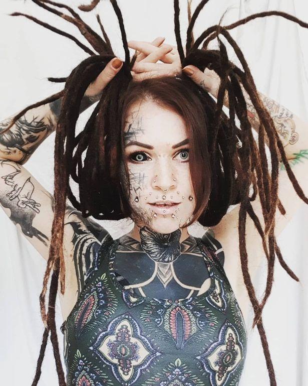 13岁时穿耳洞被赞,德国女子疯狂爱上纹身,眼球和舌头也不放过