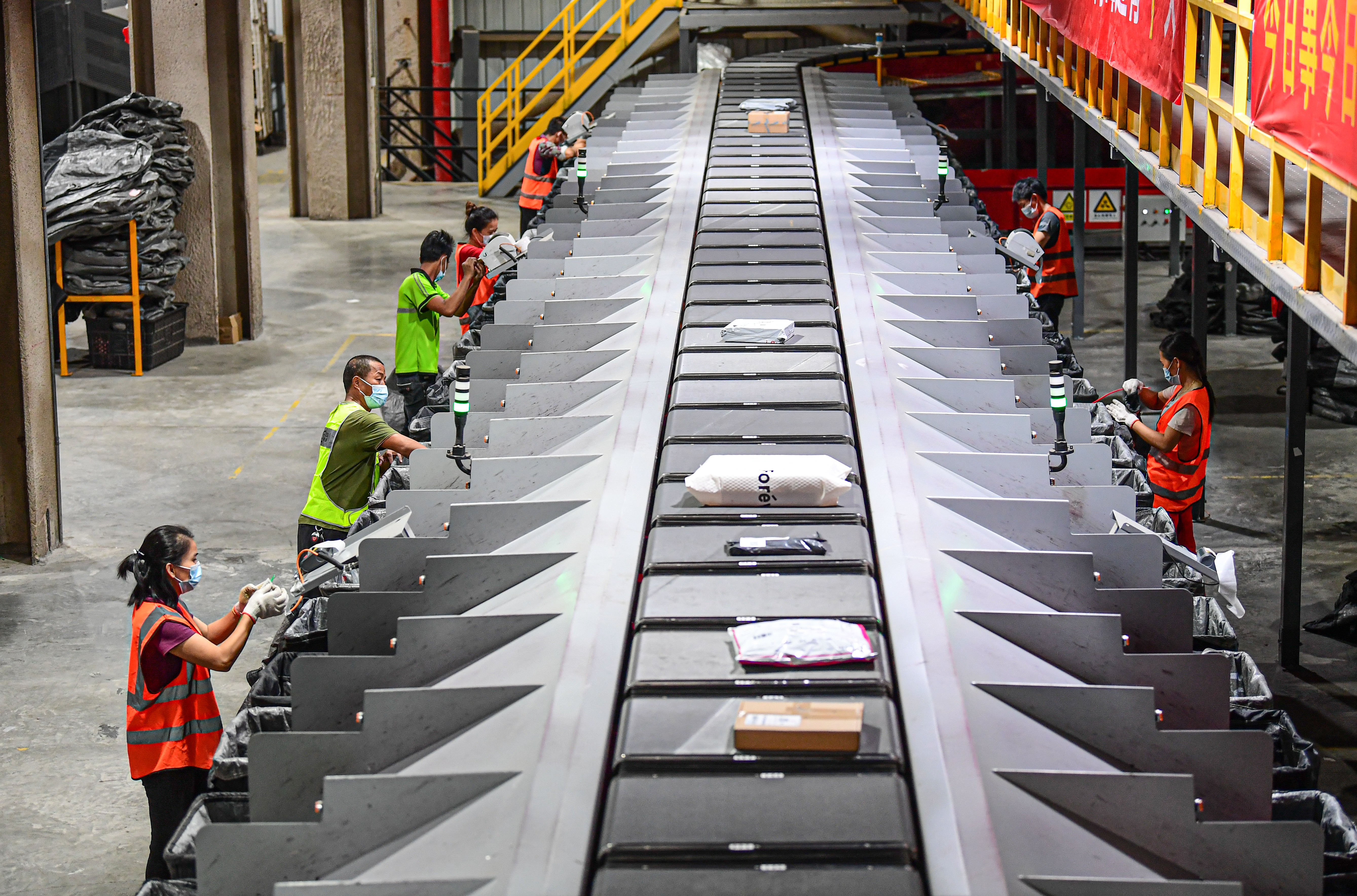 迎接"双十一" 快递分拣忙