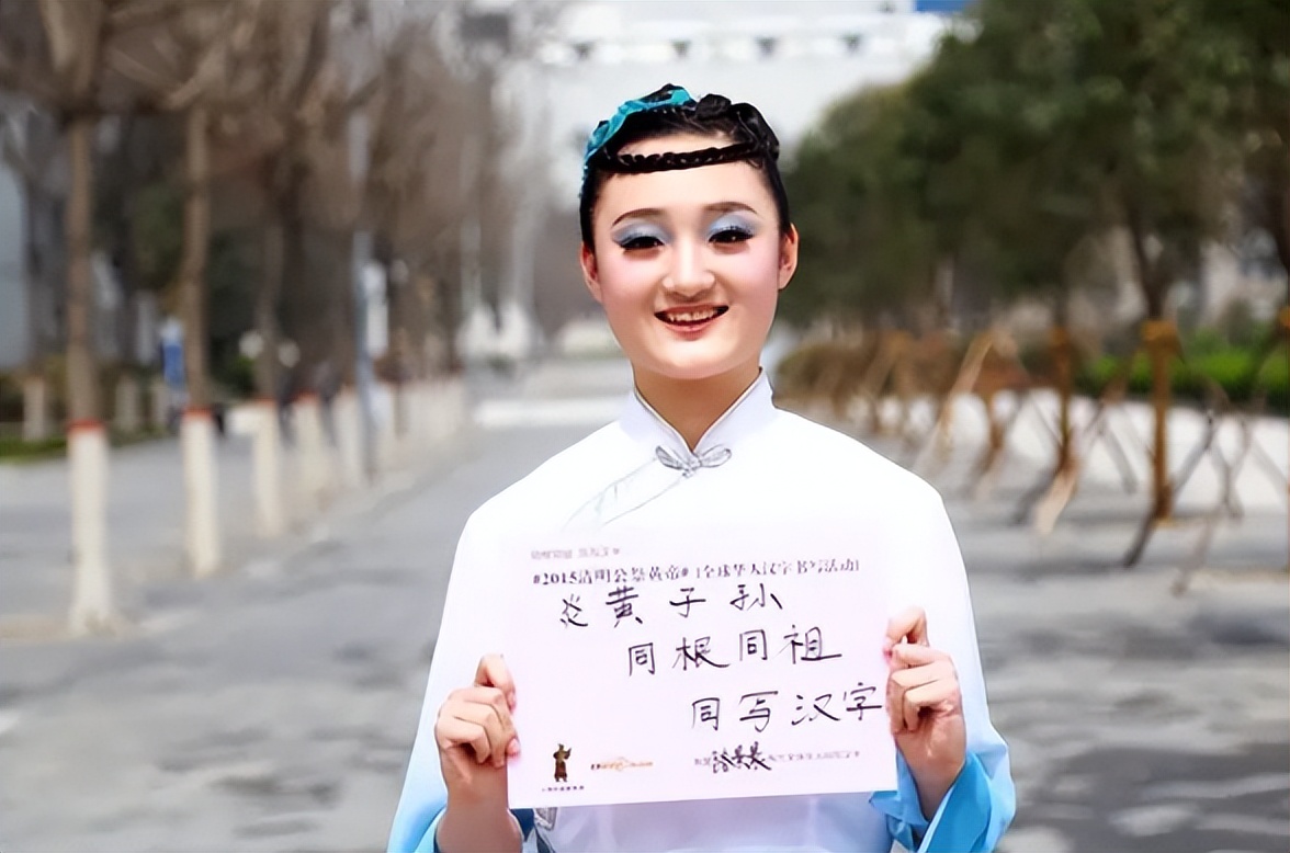 "国民闺女"关晓彤的字迹曝光,可爱又有个性,很多学生想要模仿