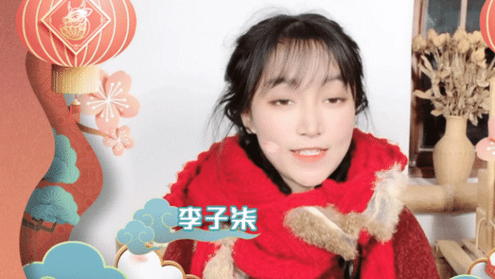 李子柒现身央视春晚,却被指认不出来,整张脸很僵硬