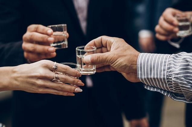 "喝啤酒"和"喝白酒",哪个更健康?哪个对身体伤害更大一些?