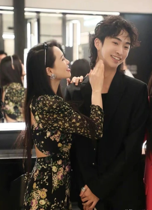 庾澄庆儿子庾恩利晒女装照,一身超短裙眼神迷离,网友:儿女双全