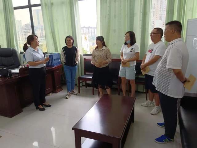 蓬安县政府及县教科体局领导慰问蓬安二中优秀教师代表