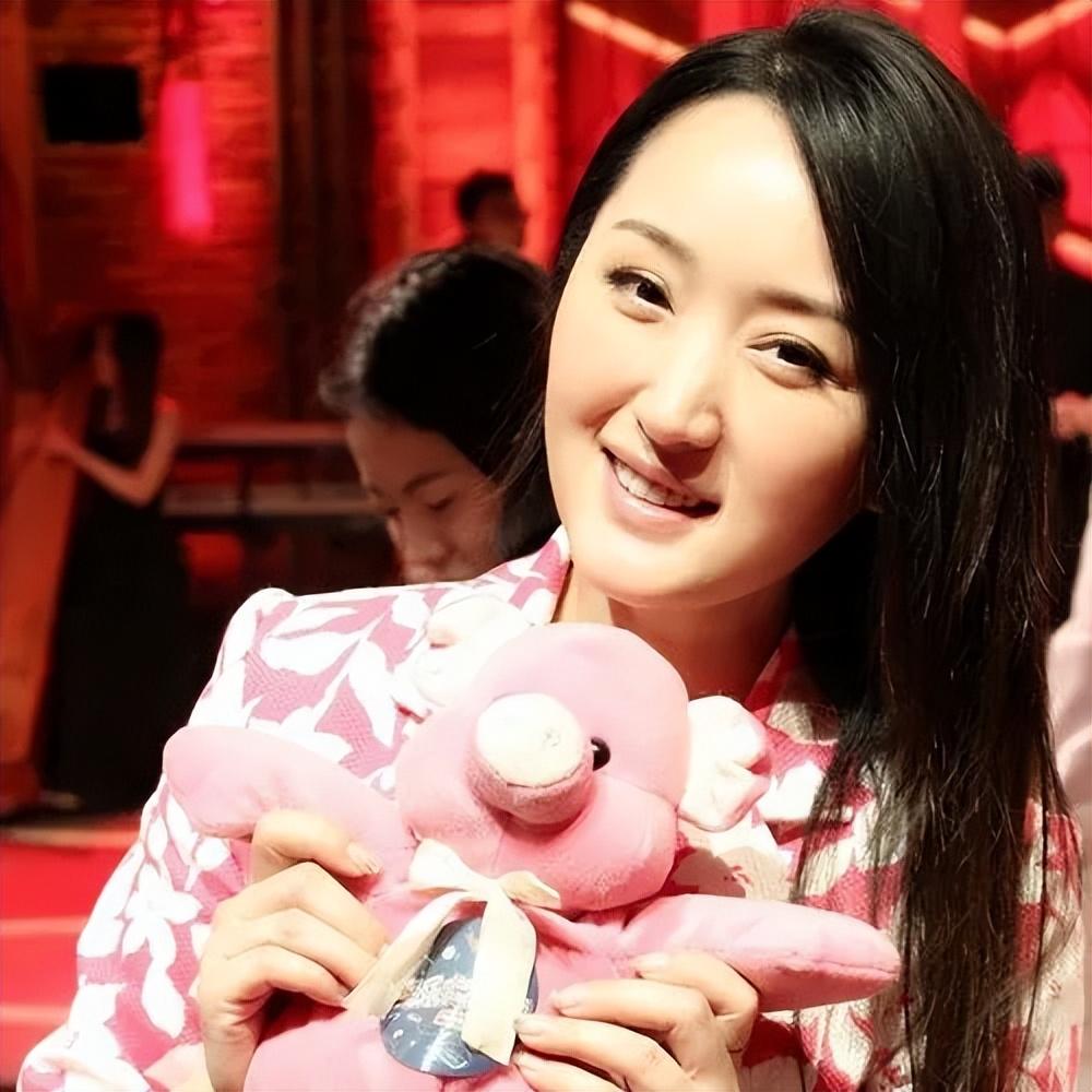 52岁杨钰莹现状曝光:照片中的她,看上去高贵优雅又不失大方