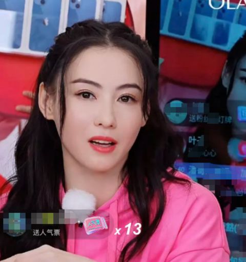 张柏芝首次直播带货人气高 穿芭比粉卫衣跳樱花舞少女感满满