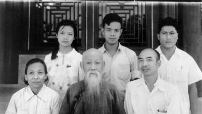 为官清廉的张难先,思虑良久,决定辞官回家,百姓不舍目送他离开