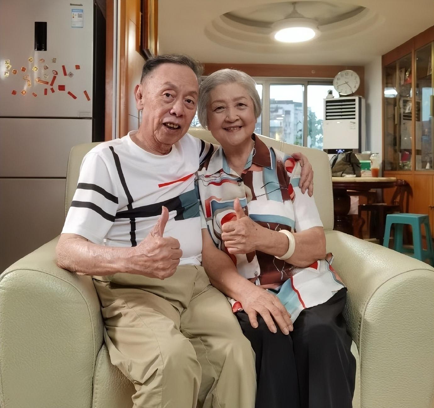 87岁的黄俊英公开向妻子示爱,直言:结婚大床都是她贴的