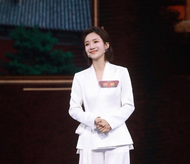 蔡紫:主持人大赛夺冠后,没登春晚也没登央视,后来去哪了?