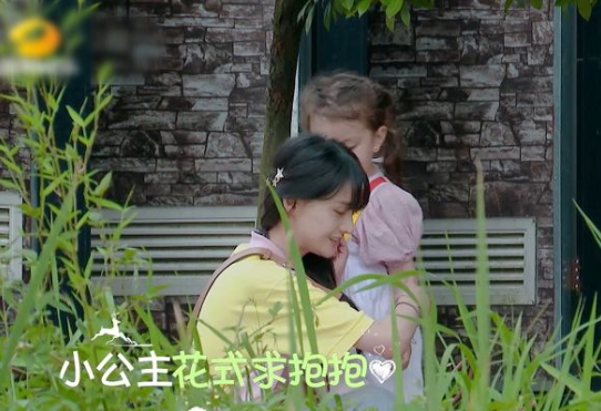 有一种"贴心"叫郑爽,当她被小孩突然扑倒,她手的位置成了焦点