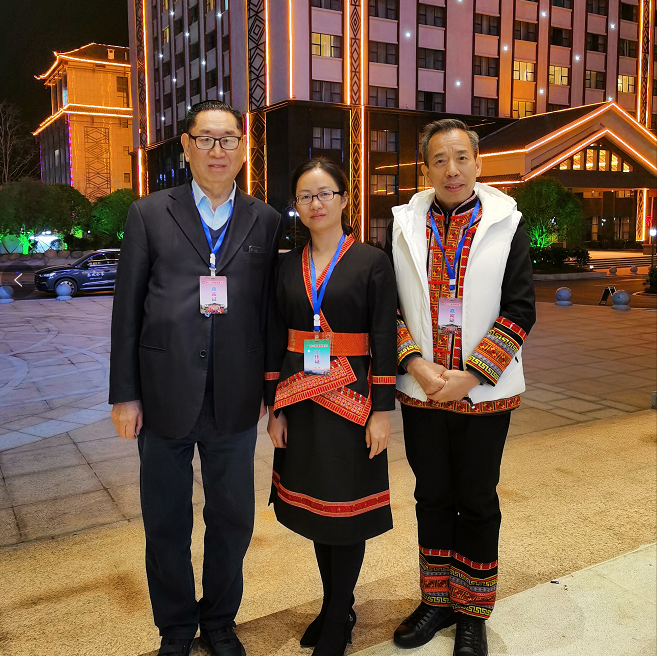 覃迅云受邀参加十六届瑶族盘王节,在瑶医药学术高峰论坛发表演讲