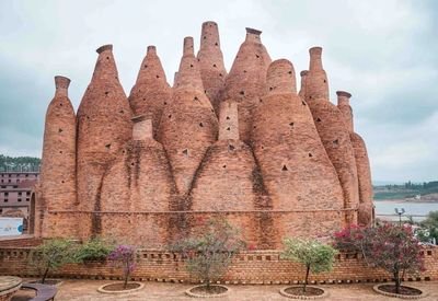 云南最奇葩的建筑,里面建筑全部是酒瓶子,是艺术家们的天堂