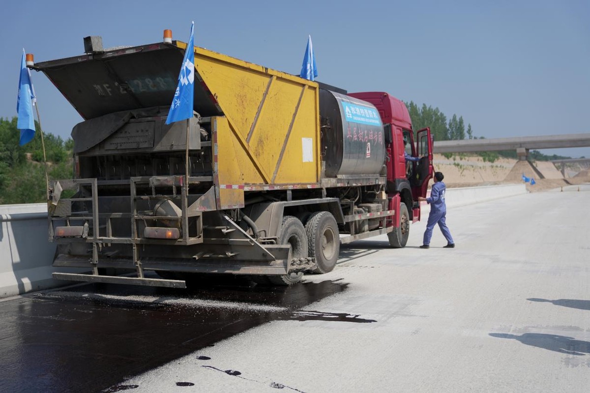 水泥混凝土桥面防水粘结层,同步封层技术施工有什么特点?