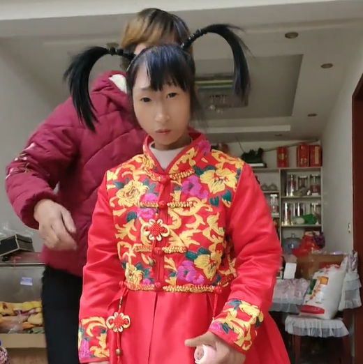 "袖珍姑娘"小晓:34岁体重30斤,一言不合就动手,沦为赚钱工具