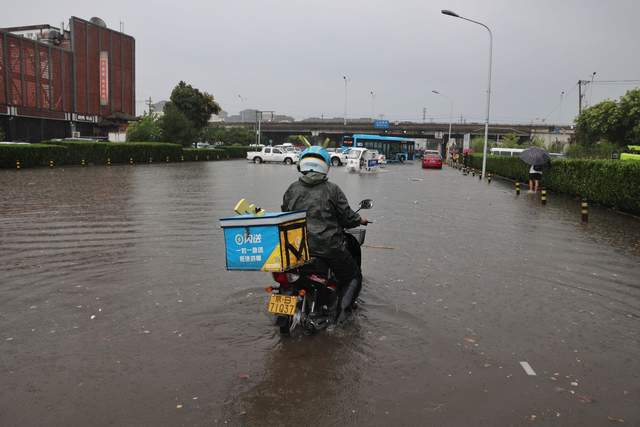 暴雨致京哈高速王四营桥以北三百米路段中断,有关方面正在抢修