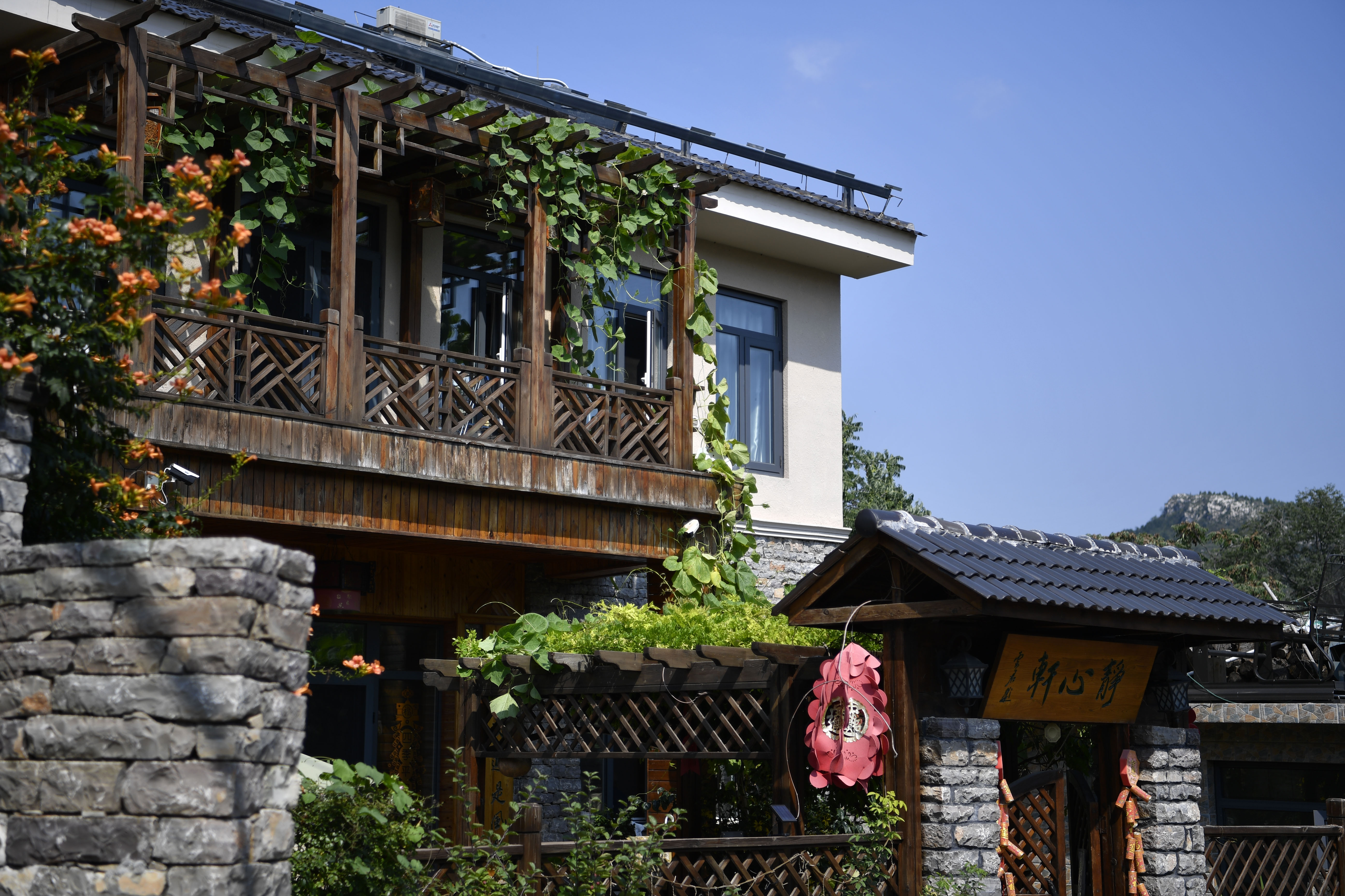 天津西井峪:"石头村"里引游人(2)