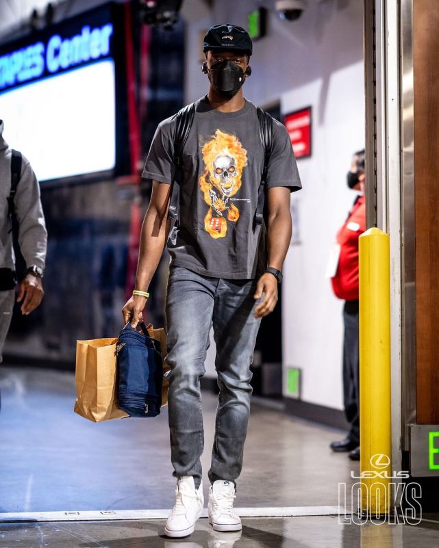 快船球员雷吉-杰克逊穿着一件印有骷髅头画面的选秀,看着有些吓人.