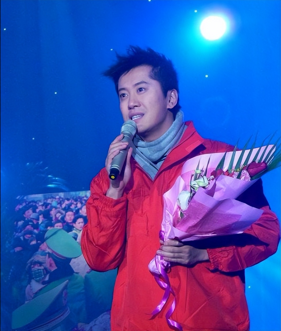 53岁毛宁与女富婆合唱一首歌赚150万,牵手拥抱满足富婆所有幻想