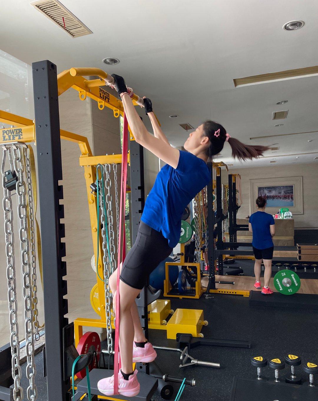 中国女排训练照曝光,李盈莹做引体,龚翔宇练腿,王梦洁举杠铃