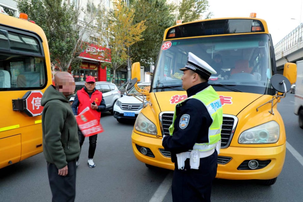 增设减速带,信号灯,隔离护栏……哈尔滨推广"警校家"模式"护校安园"
