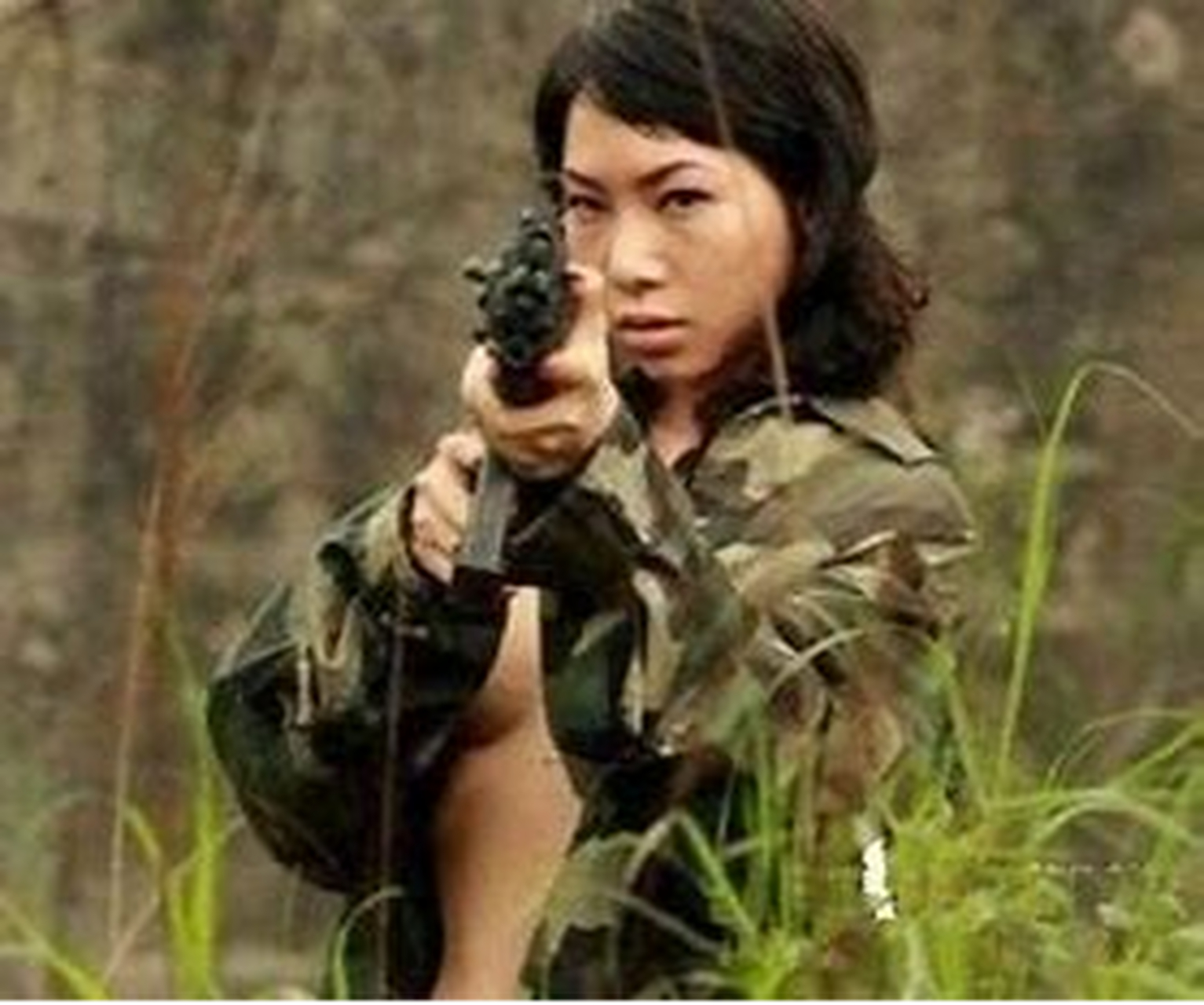 1959年,一美军抓到了一个漂亮的越南女兵,女兵突然脱掉上衣,美国大兵