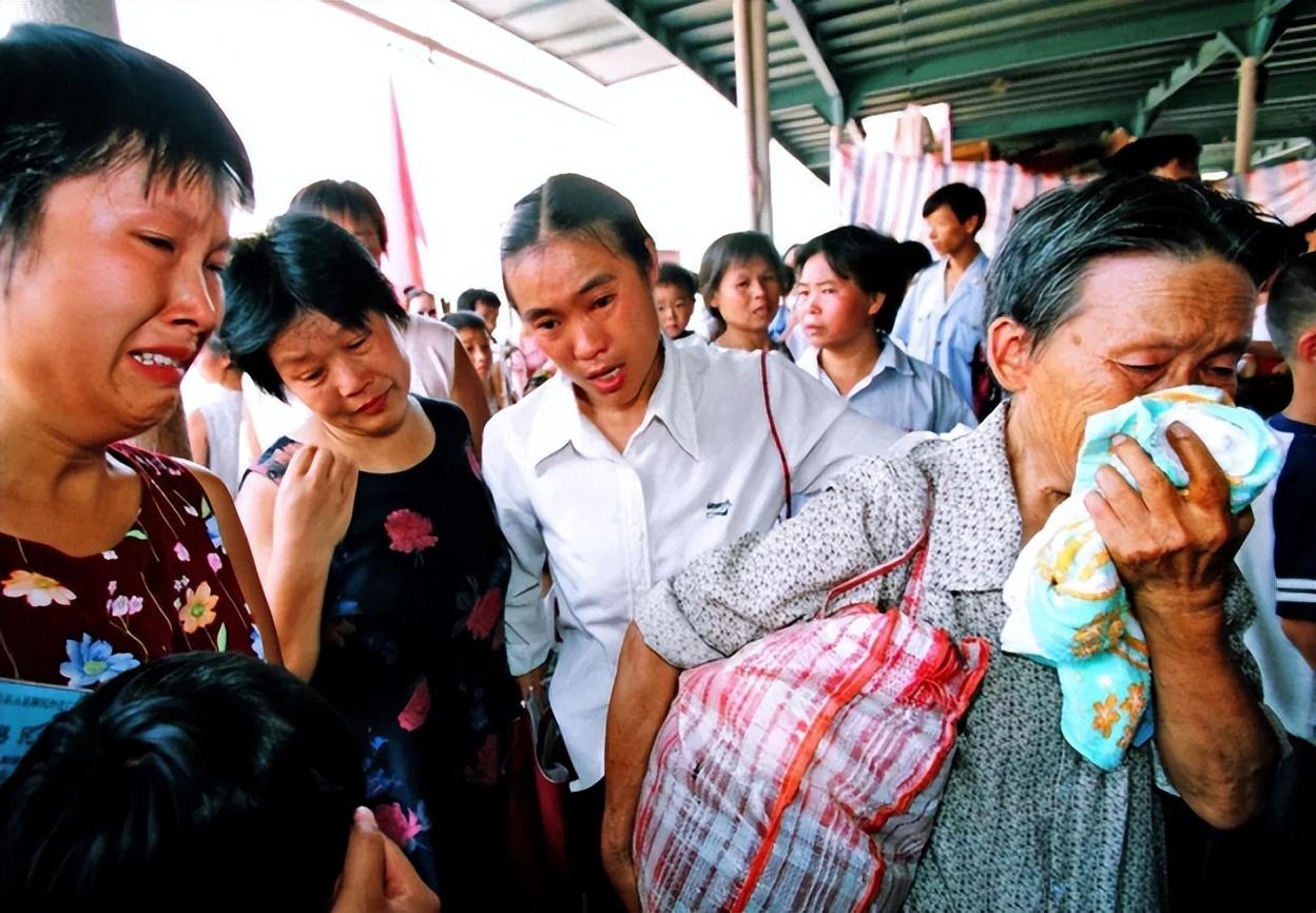 摄影师记录百万三峡移民:老汉带桃树永别故乡,整条船移民哭一片