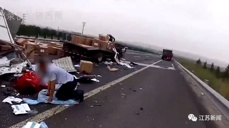 推荐高速上直播!妻子女儿当场身亡,男司机跪地痛哭,网友:可怜又可恨