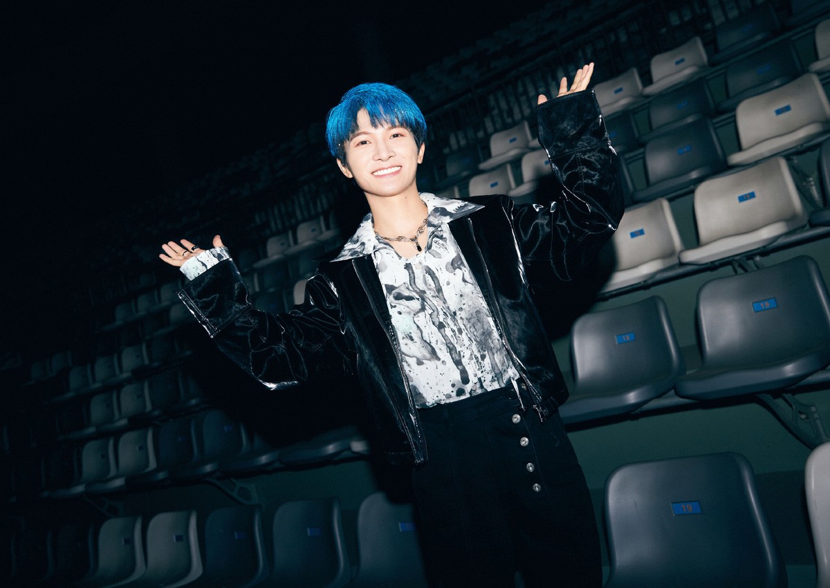 161cm周深风格大转变,直接把头发染成了蓝色,这气质越来越好了