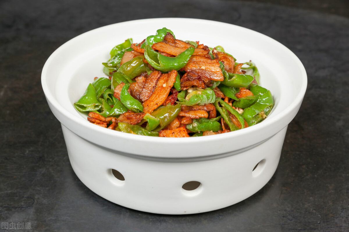 辣椒炒肉,先炒辣椒还是先炒肉?湖南大厨分享做法,鲜香真下饭