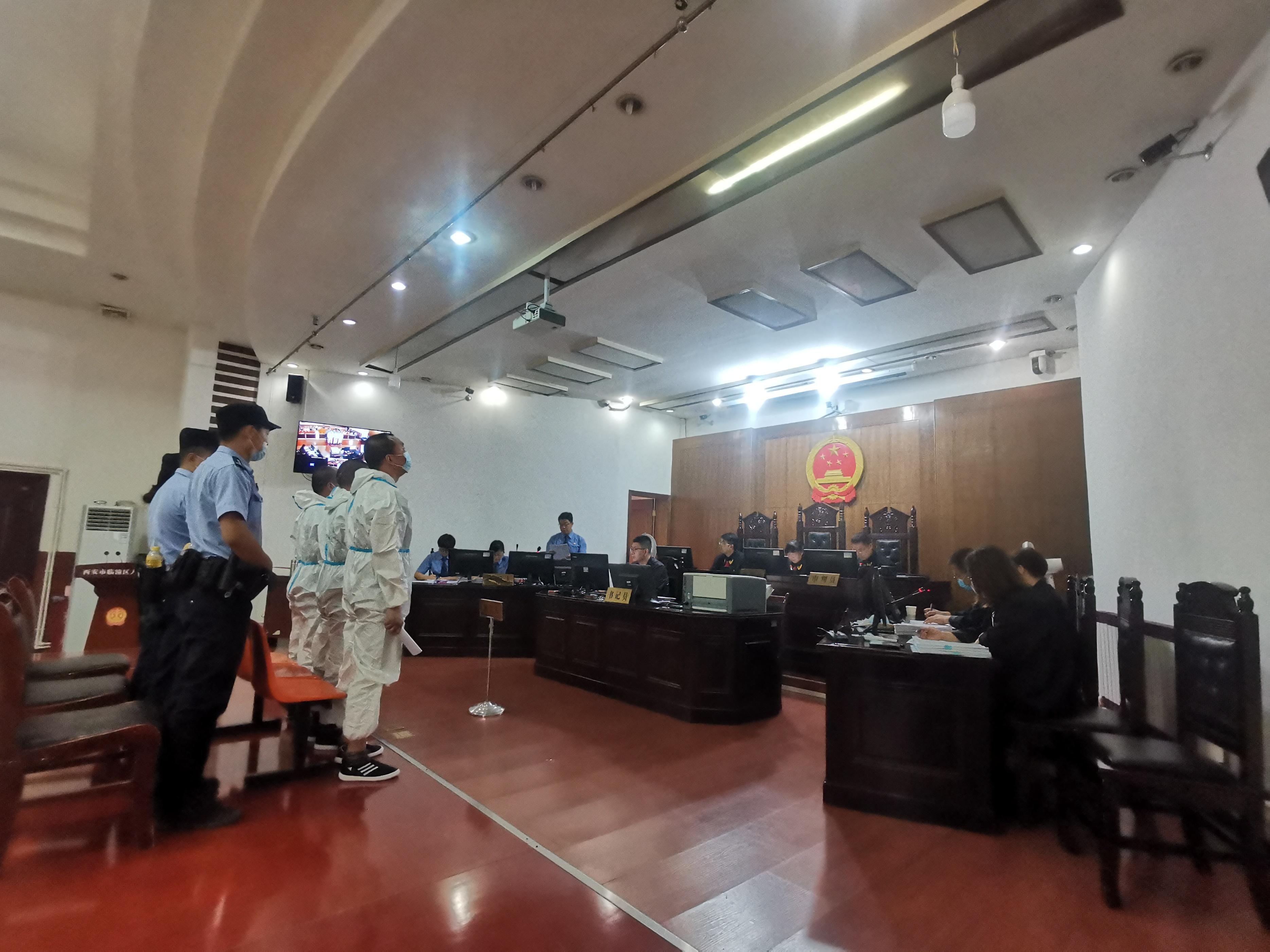 西安市临潼区人民法院开庭审理一起房某某等3人恶势力案件