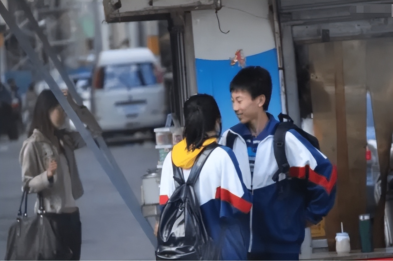 学校为防学生早恋贴出标语,却遭网友吐槽