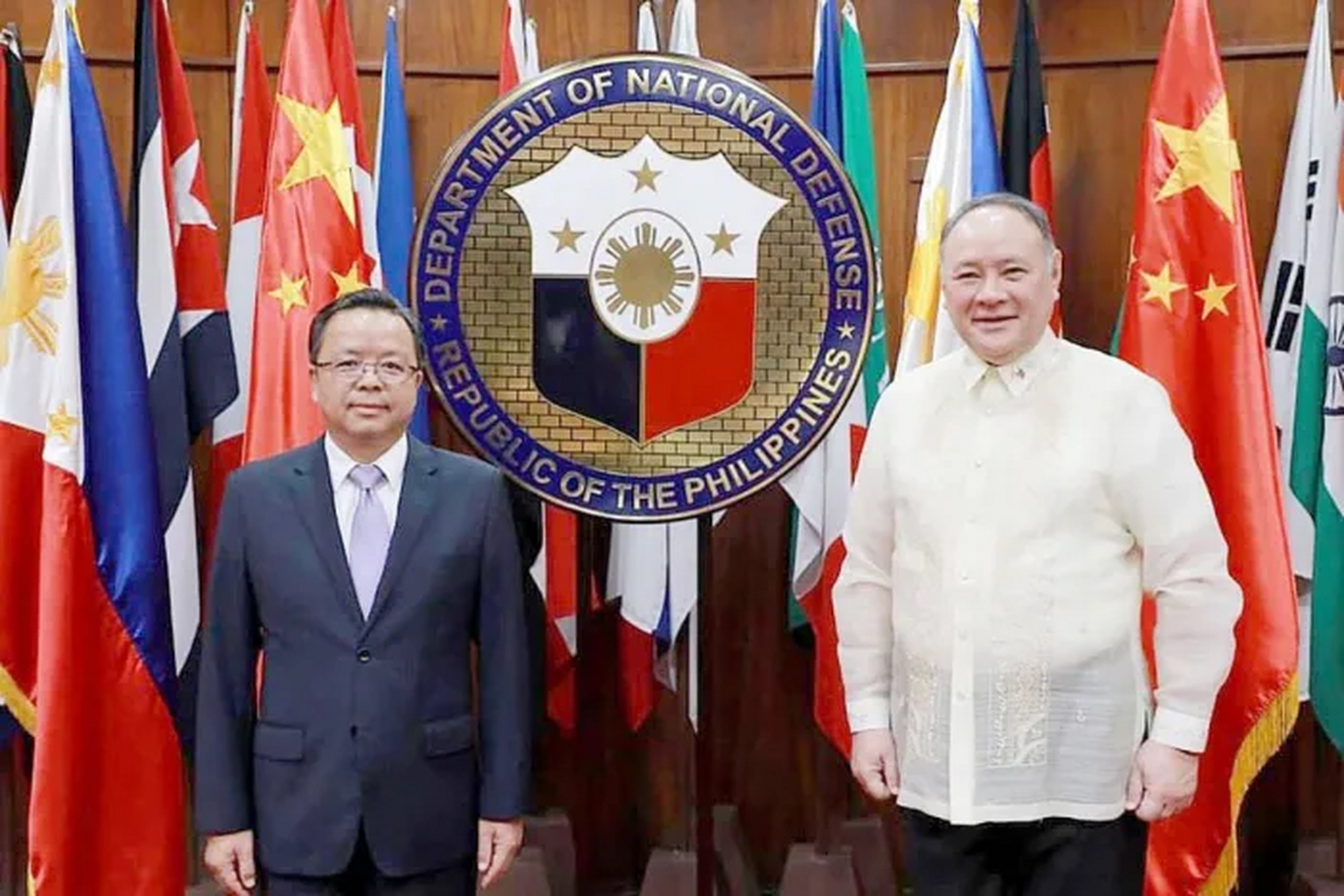 菲律宾新防长特奥多罗走马上任以后,中国驻菲律宾大使黄溪连前往