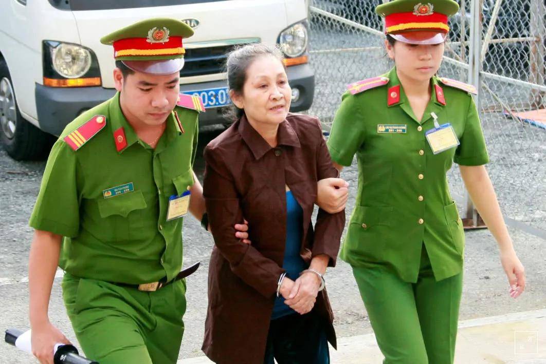 回顾:李嘉诚的"红颜知己"?捐款上亿的越南华人女首富被捕