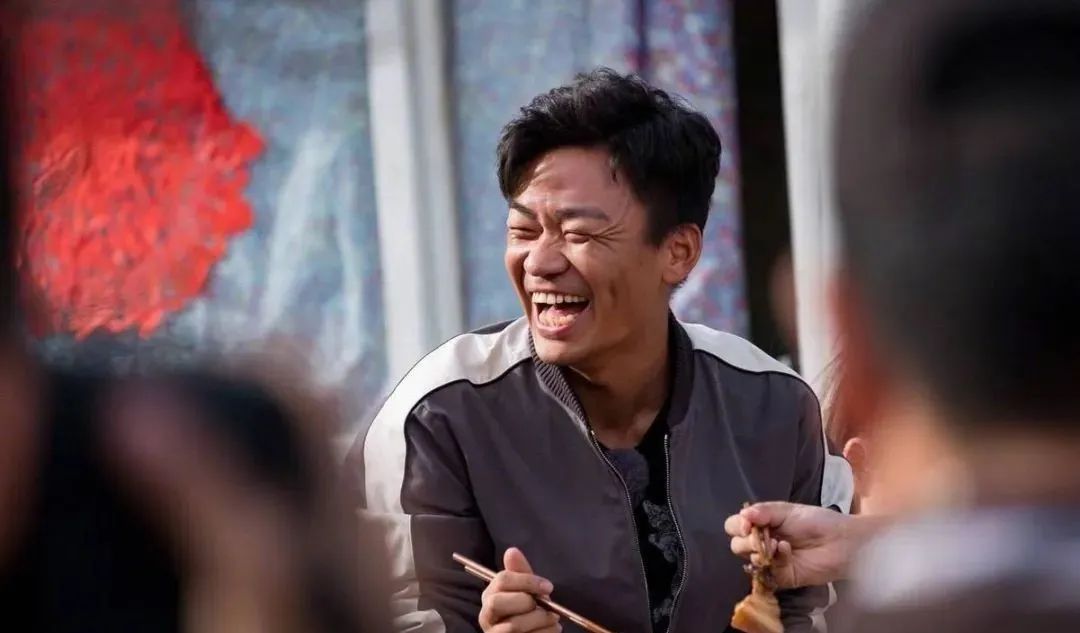 王宝强驾300万豪车回乡,一眼瞧见村口的牌坊,王宝强:赶紧拆!