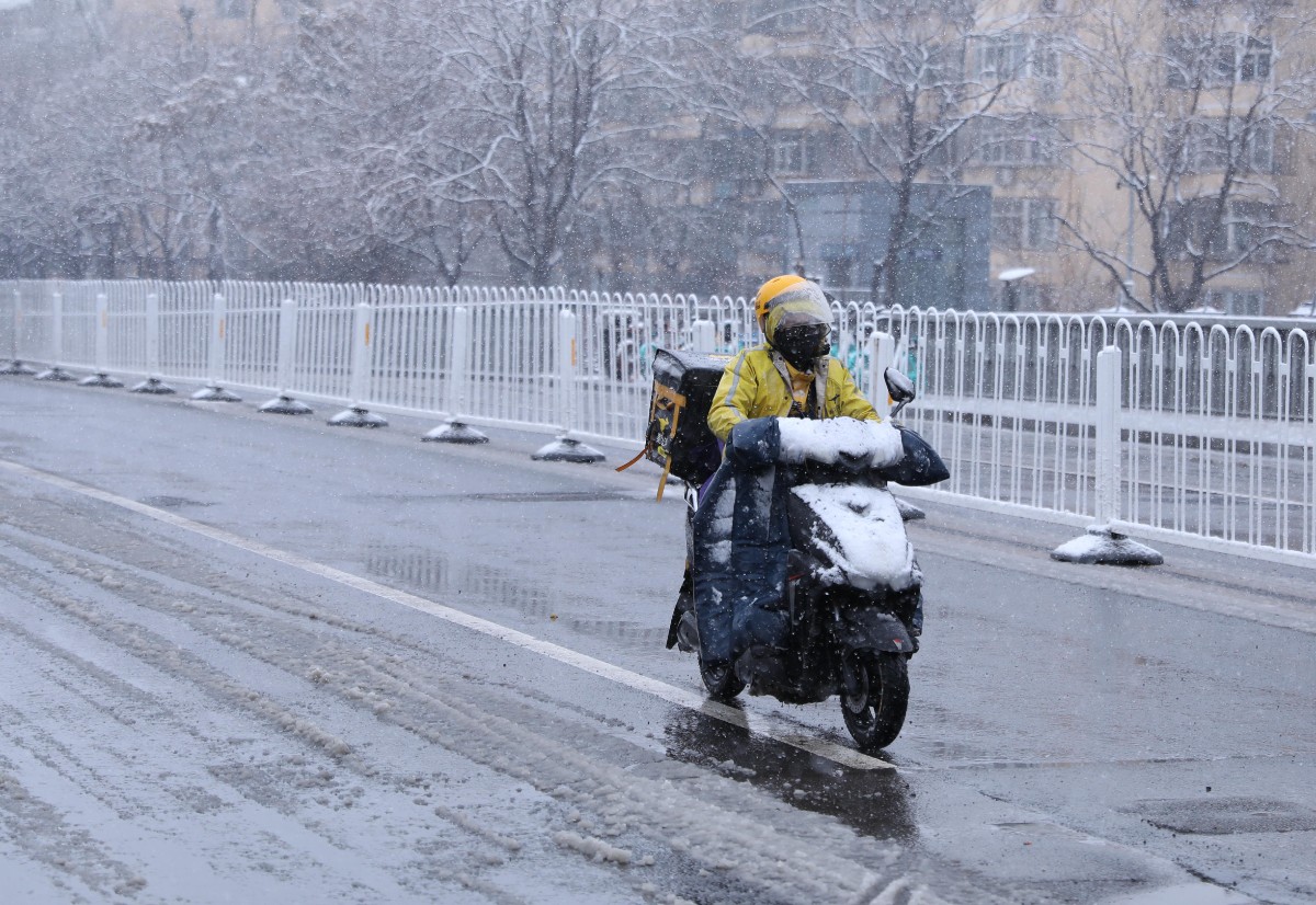 下雪天送外卖小哥图片图片