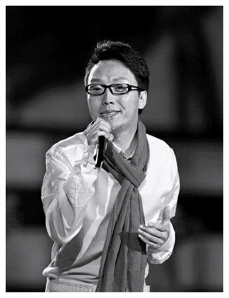 回顾45岁的李玉刚不恋爱不结婚步履蹒跚需搀扶他图了个什么