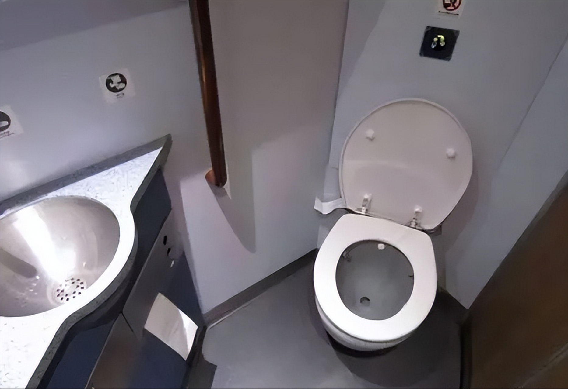 "香港评论家史蒂芬61陈声称,中国高铁"粪便处理"成为世纪难题,如果