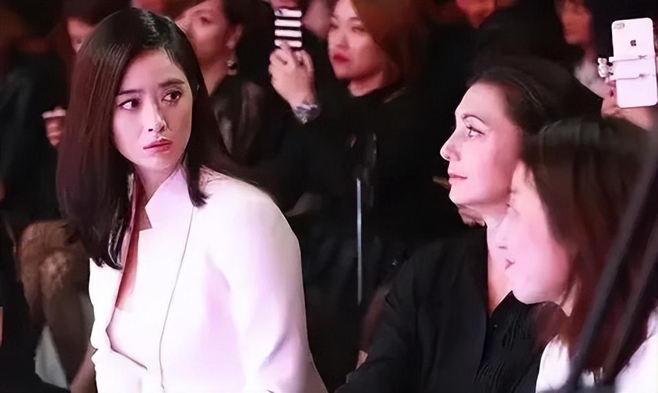 金晨90斤都不到,穿红裙站120斤蒋欣身边气场依旧强,眼神好有戏