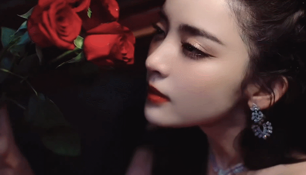 古力娜扎复现港风美人,抹胸红裙手持玫瑰珠光宝气女人味