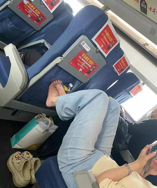 大巴车一女子上来就脱鞋,手机外放电视剧,这是你家吗?