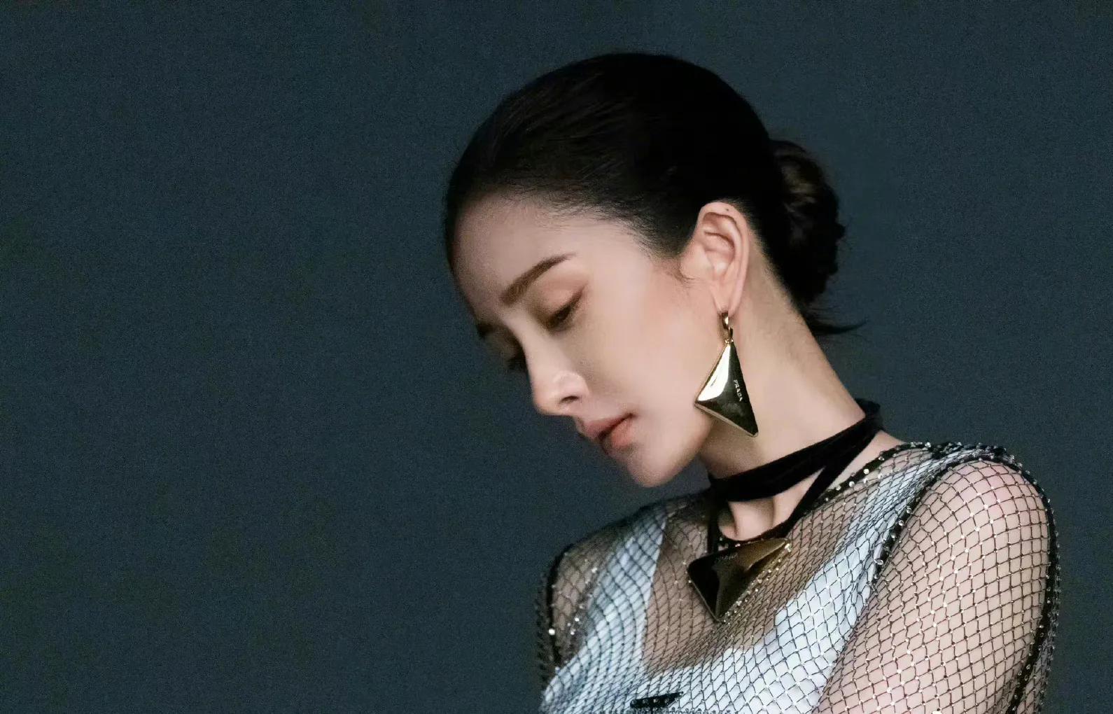 杨幂最新封面"泰酷辣",17年《男人装》到《世界时装之苑》巨变