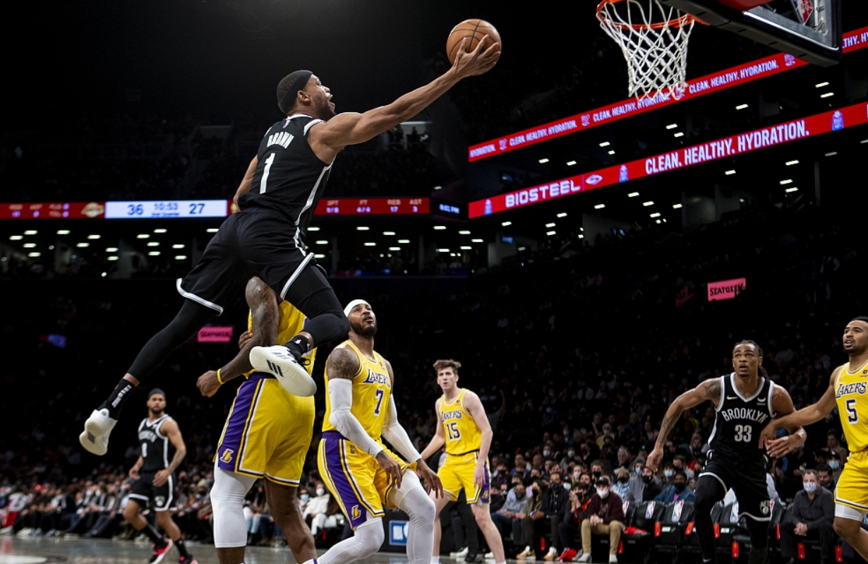 湖人完胜篮网后,詹姆斯成焦点,哈登沮丧回应传闻,纳什自揭短板