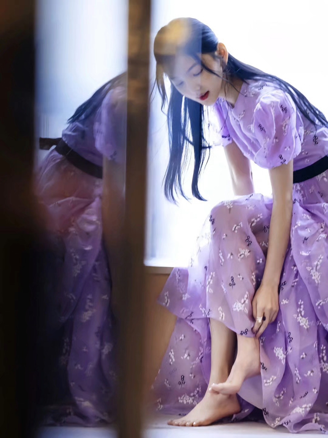 章若楠的小脚丫真漂亮,我给打8分,你觉得呢?