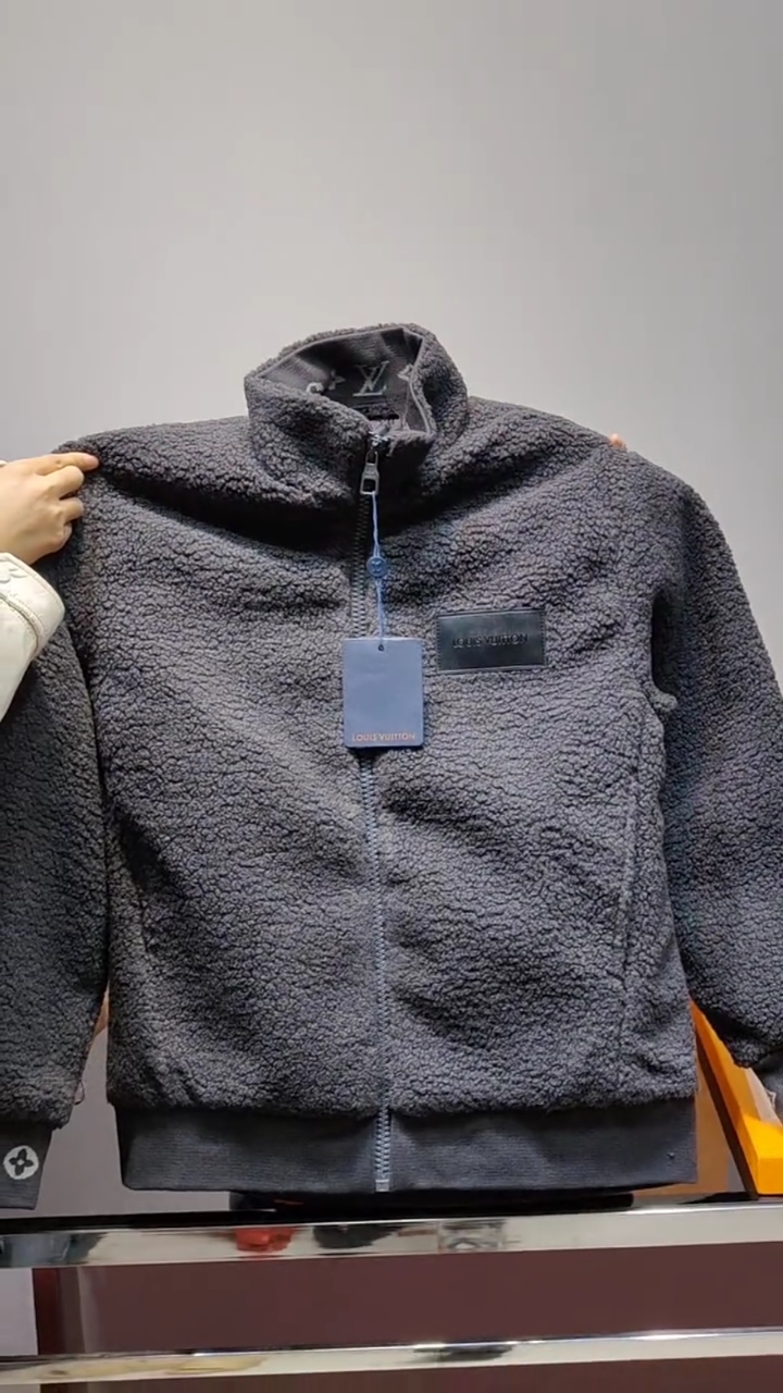 路易威登羊羔绒立领外套保暖细腻极具特色大方