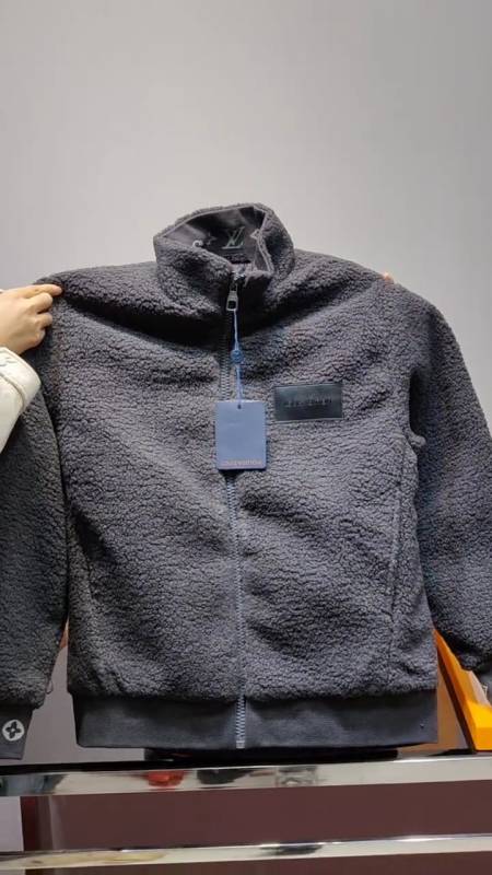 路易威登羊羔绒立领外套保暖细腻极具特色大方