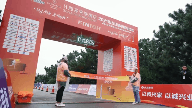 68分8秒!王佩林,打破日照马拉松国内赛会记录!